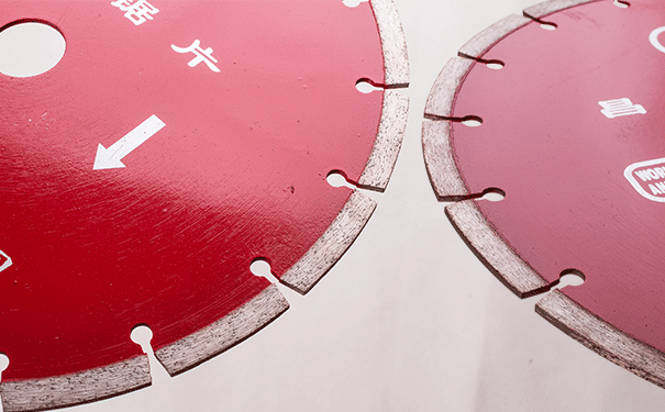 金剛石切割片切割時(shí)怎樣操作更有利于金剛石刀頭? 金剛石切割片切割時(shí)怎樣操作更有利于金剛石刀頭?