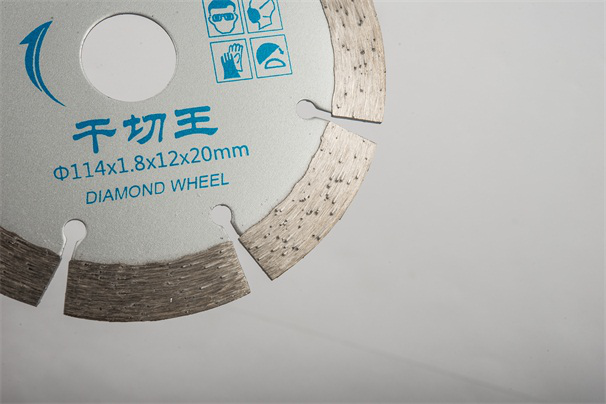 設計金剛石鋸片中預合金粉末的合金成分時應考慮哪些因素?